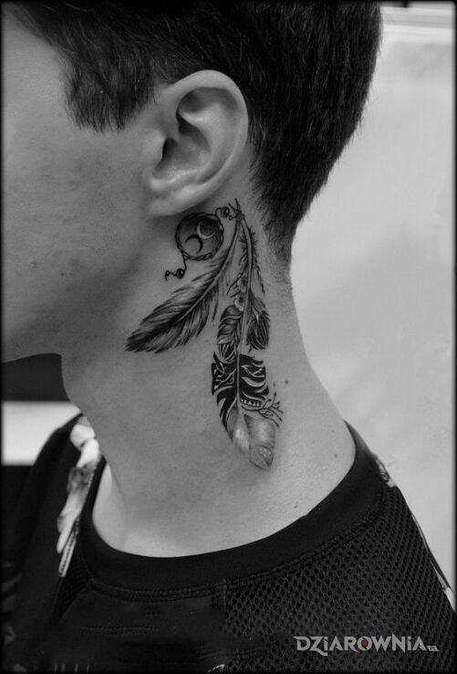 Tatuaż indiańskie pióra w motywie przedmioty i stylu realistyczne za uchem