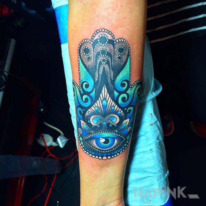 Tattoo Niebieska hamsa in other motif on the forearm