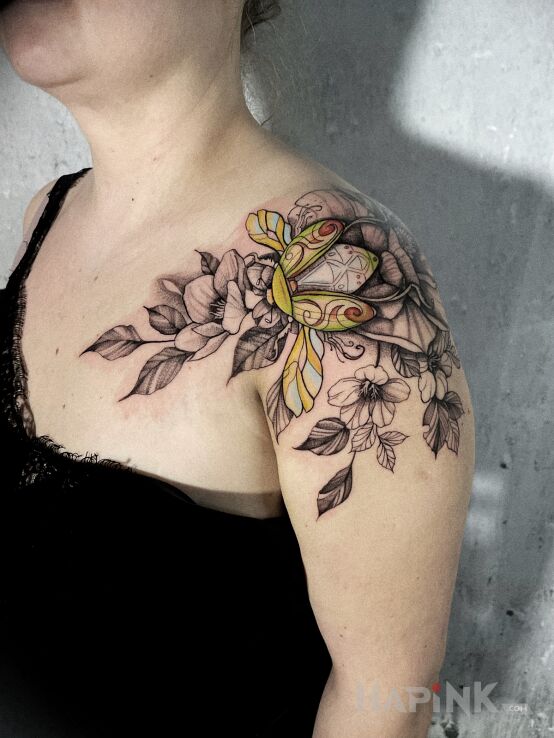 Tattoo Kolorowy żuczek na kwiatkach in flowers motif and graphic / illustrative style on the collarbone