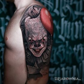 Tatuaż Pennywise z balonikiem na ręce motyw: kolorowe styl: realistyczne