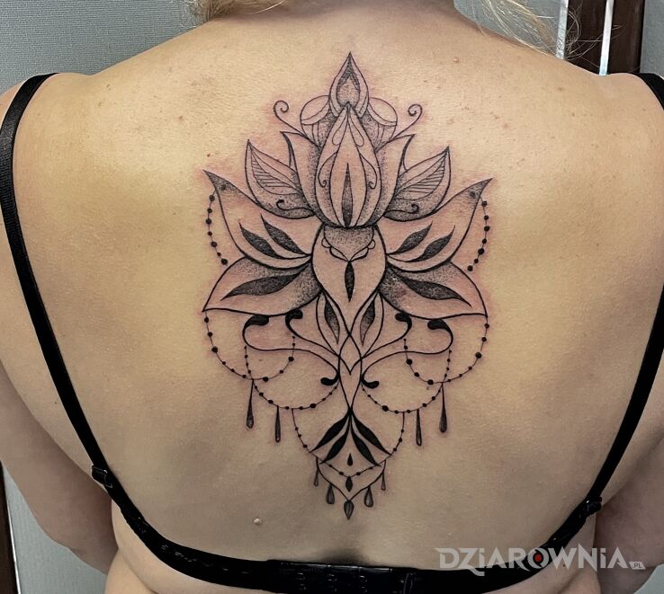 Tatuaż kwiecisty ornament na plecach w motywie mandale i stylu geometryczne na palcach