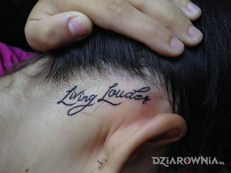 Tatuaż living louder w motywie napisy na głowie