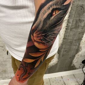 Tatuaż Puma w kolorze na przedramieniu motyw: kolorowe styl: realistyczne