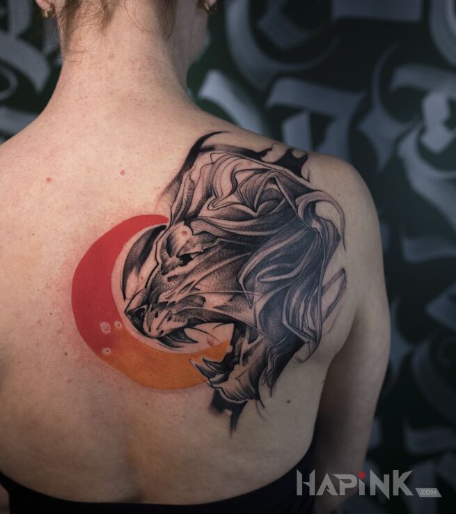 Tattoo Lew na łopatce in animals motif and graphic / illustrative style on the shoulder blades
