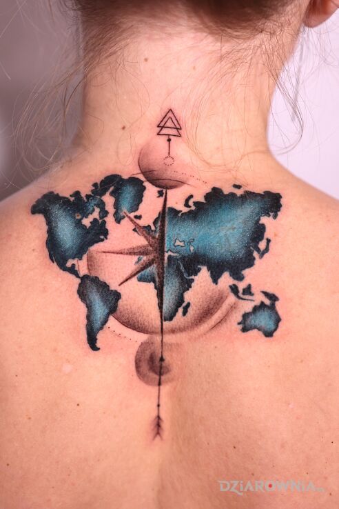 Tatuaż mapa świata w motywie kolorowe i stylu graficzne / ilustracyjne na plecach