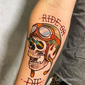 Tatuaż Ride or Die na ręce motyw: kolorowe styl: graficzne / ilustracyjne