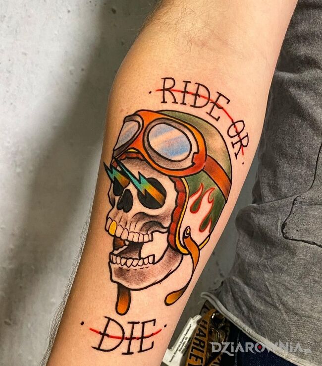 Tatuaż ride or die w motywie czaszki i stylu watercolor na przedramieniu