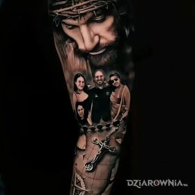 Tatuaż Jezus czuwający nad rodziną na przedramieniu motyw: rękawy styl: realistyczne