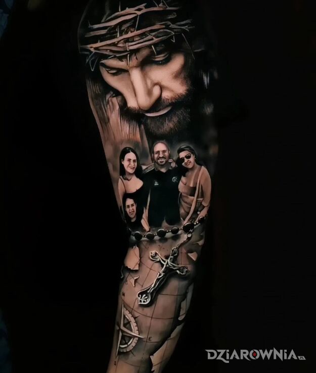 Tatuaż jezus czuwający nad rodziną w motywie religijne i stylu realistyczne na przedramieniu