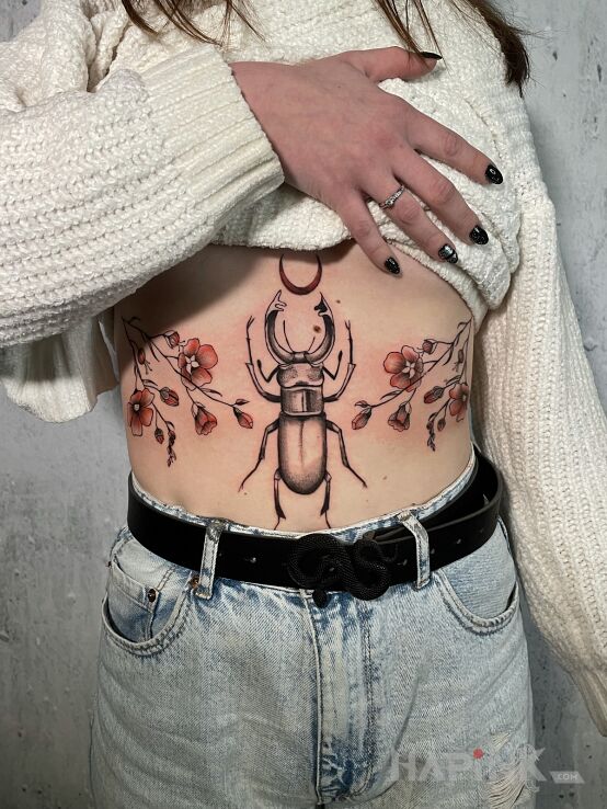 Tattoo Chrabąszcz w kwiatach in insects motif and graphic / illustrative style on the stomach