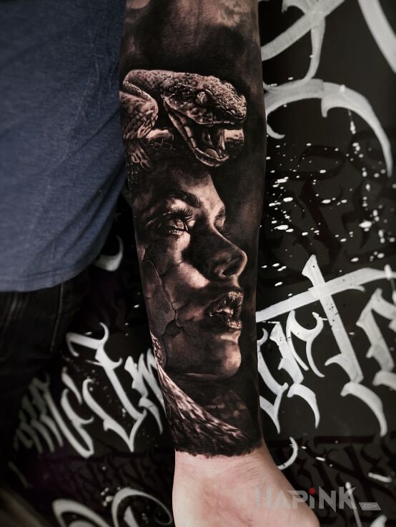 Tattoo Realistyczna medusa in black and gray motif and realistic style on the forearm