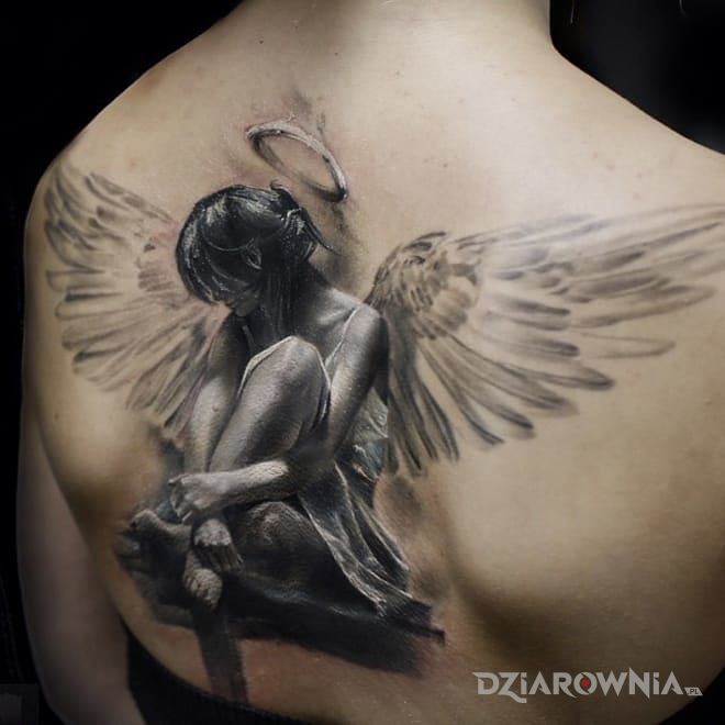 Tatuaż aniołek w motywie 3D i stylu realistyczne na plecach