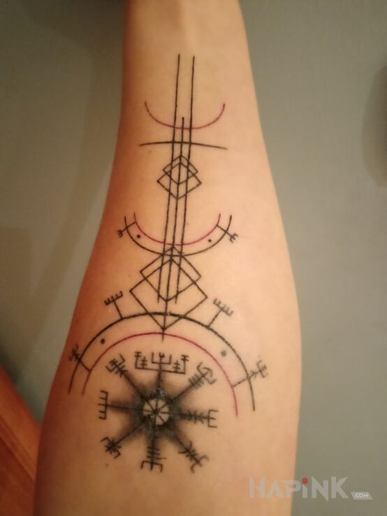 Tattoo Kompas Wikingów in black and gray motif and geometric style On the arm