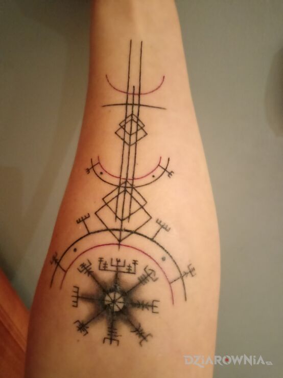 Tatuaż kompas wikingów w motywie czarno-szare i stylu geometryczne na przedramieniu