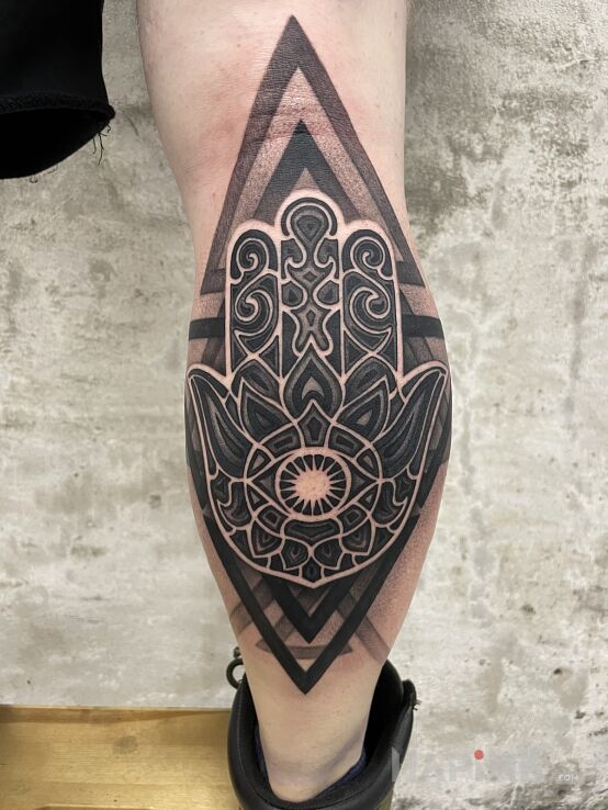 Tattoo Chamsa in Stained glass motif and graphic / illustrative style on the calf