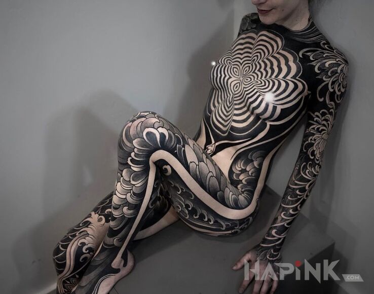 Tattoo Oszałamiające! in flowers motif and blackwork / blackout style on the hip
