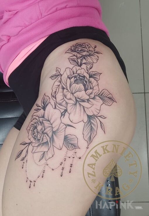 Tattoo Sesja in flowers motif and realistic style on the thigh