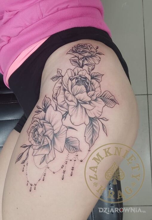 Tatuaż sesja w motywie kwiaty na udzie