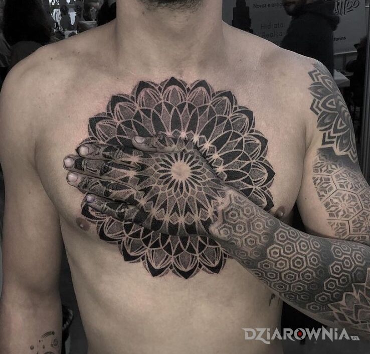 Tatuaż pasuje paniee pasuje idealnie w motywie mandale i stylu geometryczne na przedramieniu