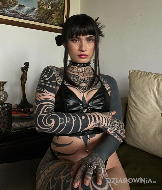 Tatuaż lubi czarny klimacior w motywie czarno-szare i stylu blackwork / blackout na ramieniu