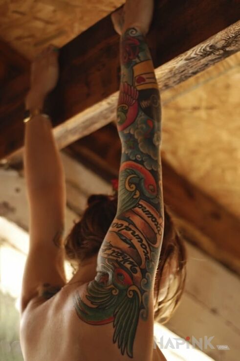 Tattoo Ręka w tatuaże in sleeves motif on the upper arm