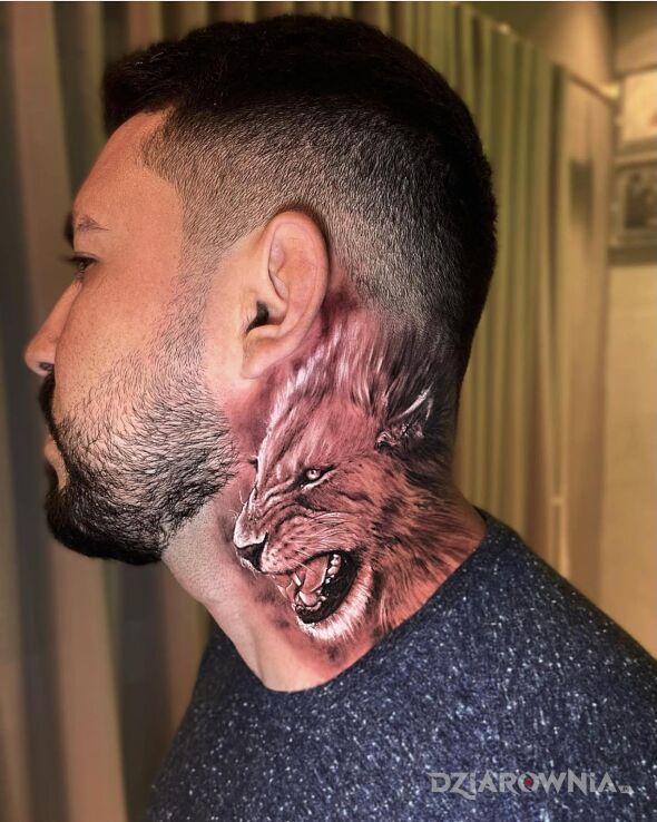 Tatuaż nerwowy lew w motywie czarno-szare i stylu realistyczne na szyi