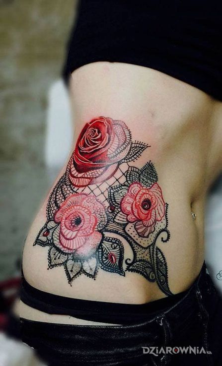 Tatuaż czerwone róże w motywie kwiaty na żebrach