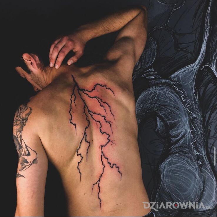 Tatuaż piorun przeszywający plecy w motywie pozostałe i stylu blackwork / blackout na plecach