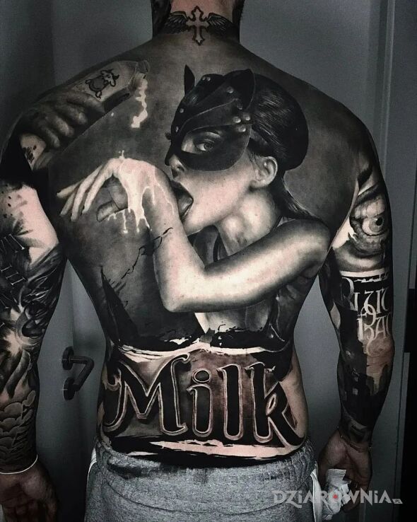 Tatuaż mleko w motywie czarno-szare i stylu realistyczne na łopatkach