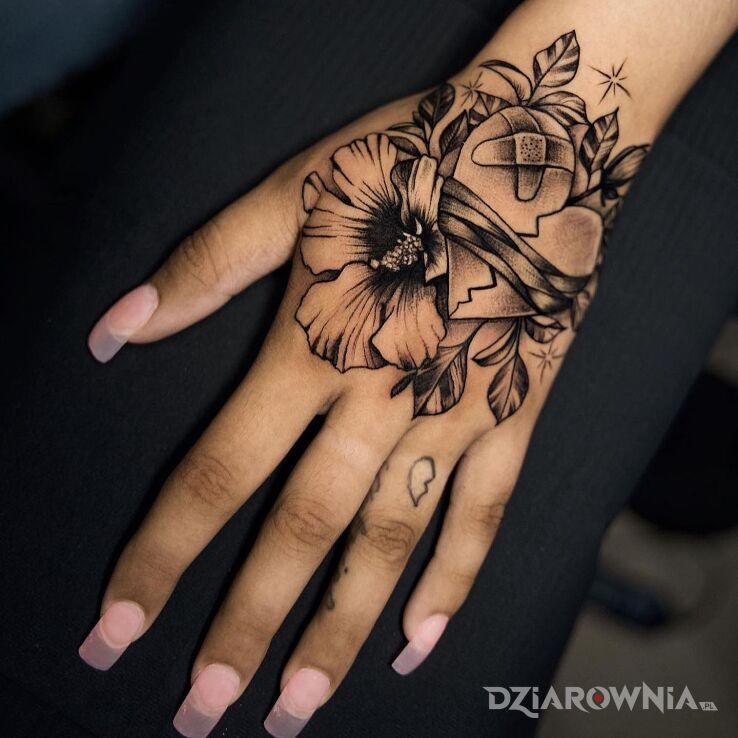 Tatuaż złamane serce w motywie czarno-szare i stylu graficzne / ilustracyjne na dłoni