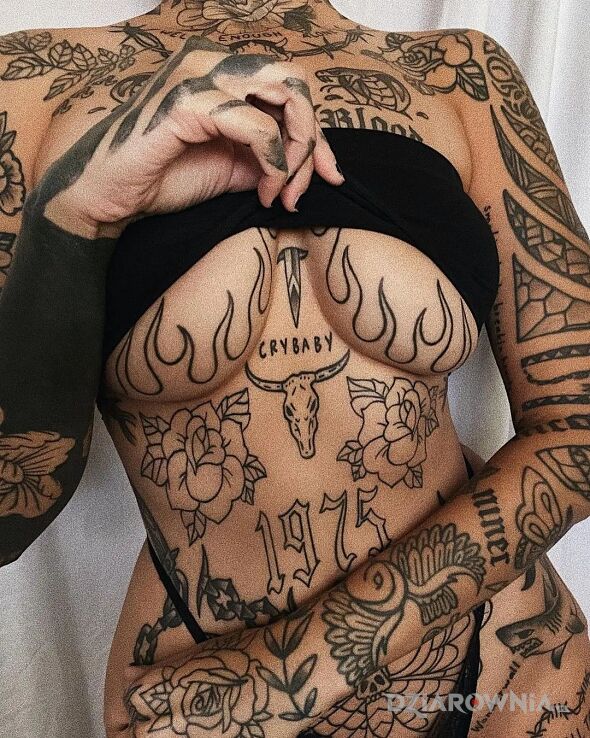 Tatuaż wykonturowana w motywie kwiaty i stylu kontury / linework na piersiach