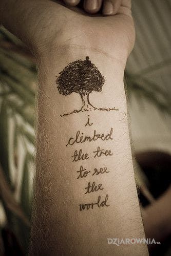 Tatuaż na drzewie w motywie napisy na przedramieniu