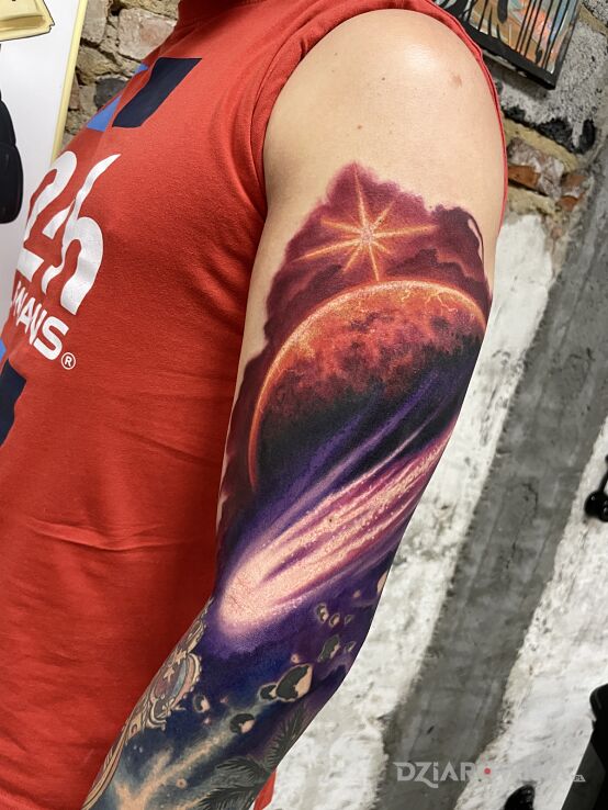Tatuaż kosmos w motywie kolorowe i stylu abstrakcyjne na ramieniu