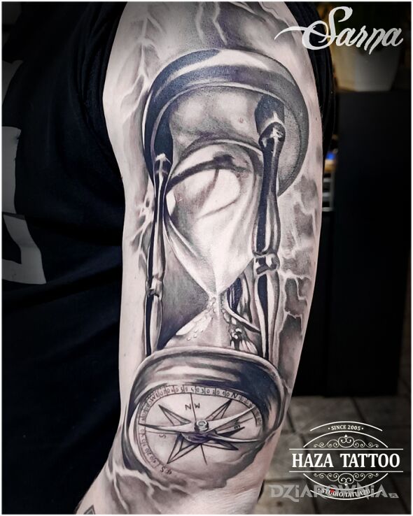Tatuaż klepsydra czas kompas w motywie pozostałe i stylu realistyczne na ramieniu