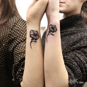 Tattoo Sisters on the wrist motif: flowers