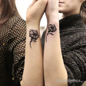 Tatuaż Siostry na nadgarstku motyw: kwiaty