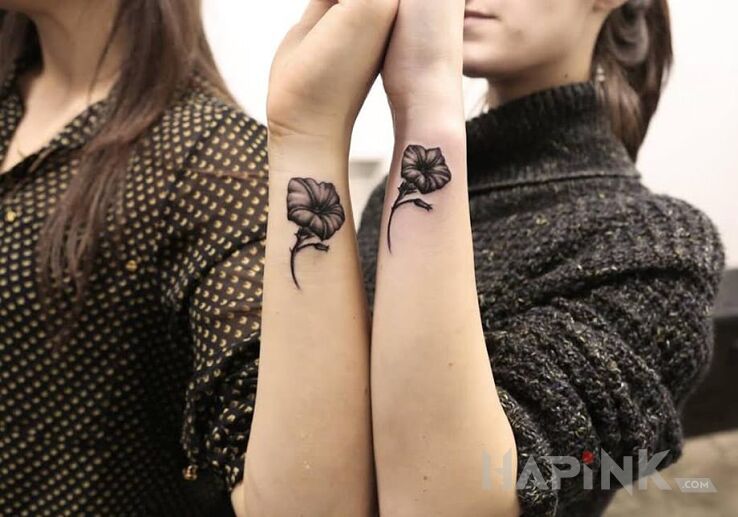 Tattoo Siostry in flowers motif on the wrist