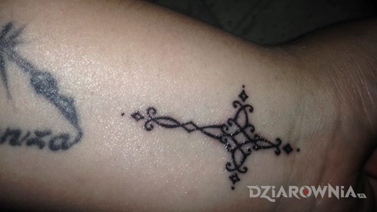 Tatuaż krzyz w motywie religijne na nadgarstku