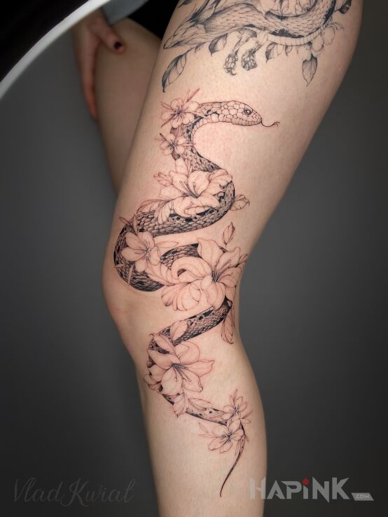 Tattoo Delikatne kwiaty in black and gray motif and graphic / illustrative style on the leg