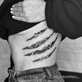 Tatuaż Zerkający tygrys na żebrach motyw: zwierzęta styl: realistyczne
