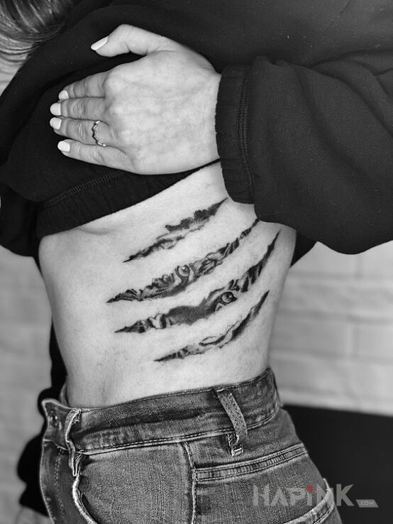 Tattoo Zerkający tygrys in animals motif and realistic style on the ribs
