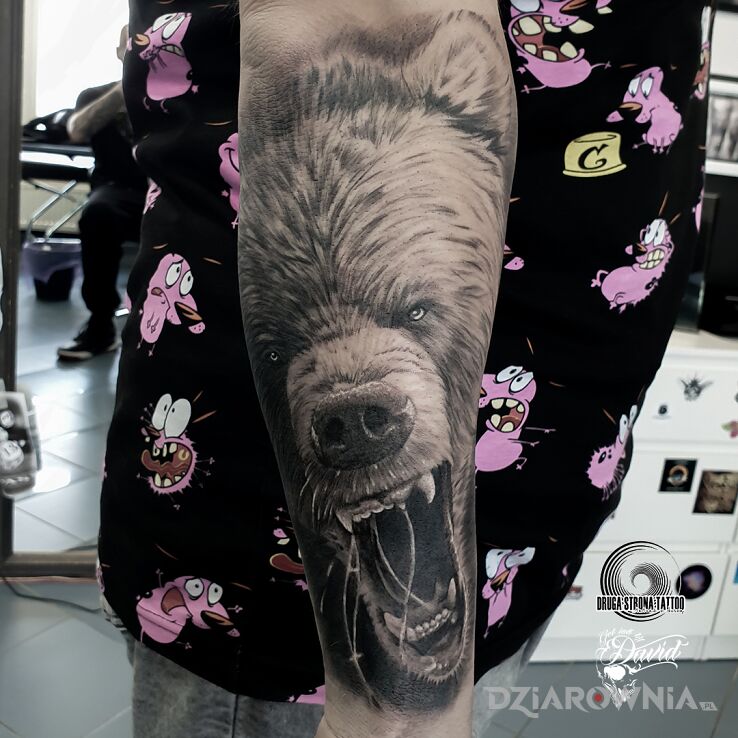 Tatuaż groźny niedźwiedź d w motywie zwierzęta i stylu realistyczne na przedramieniu