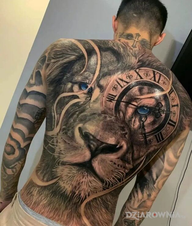Tatuaż lew strażnik czasu w motywie przedmioty i stylu realistyczne na plecach