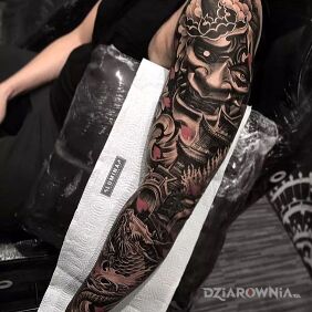 Tatuaż Japoński uśmiechnięty demon na przedramieniu motyw: rękawy styl: graficzne / ilustracyjne