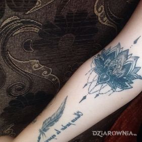 Tatuaż Kwiat lotosu,piorko z napisem, krzyzyk na nadgarstku motyw: napisy