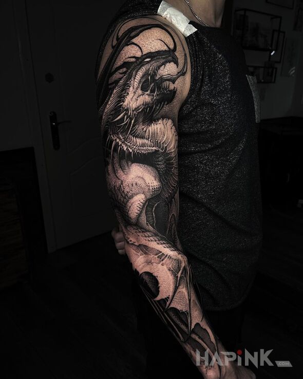 Tattoo Dark Dragon in fantasy motif and graphic / illustrative style on the upper arm