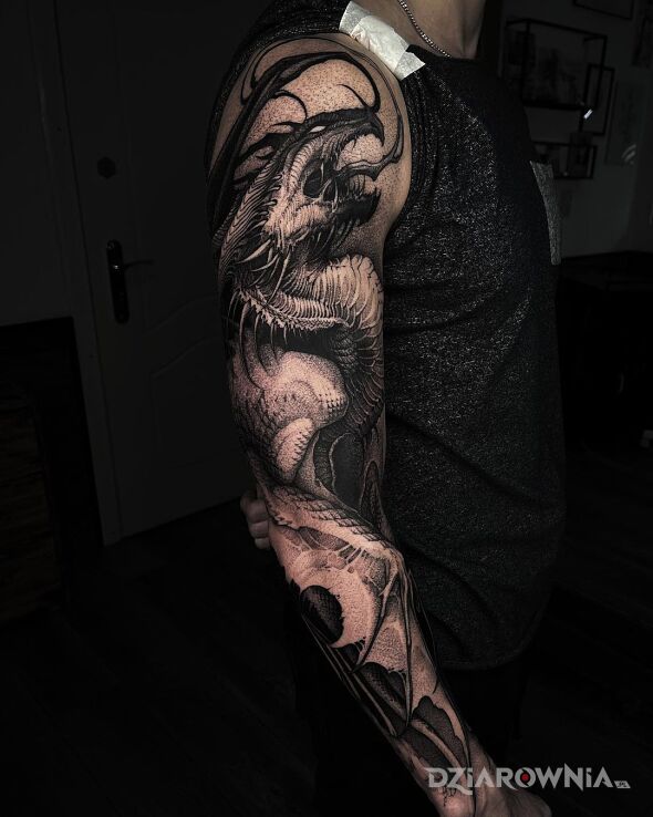 Tatuaż dark dragon w motywie fantasy i stylu graficzne / ilustracyjne na ramieniu