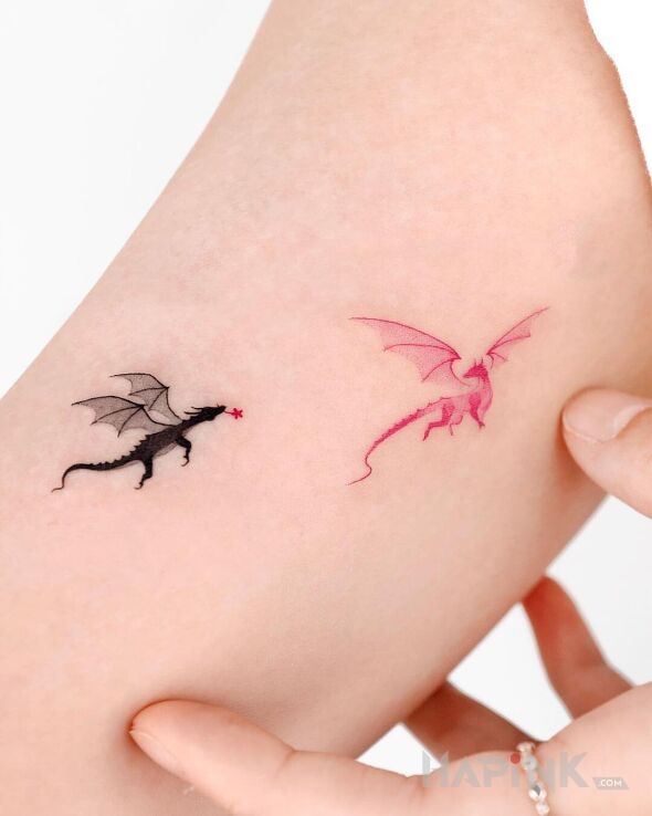 Tattoo Smoczuszki in fantasy motif and minimalistic style on the bicep