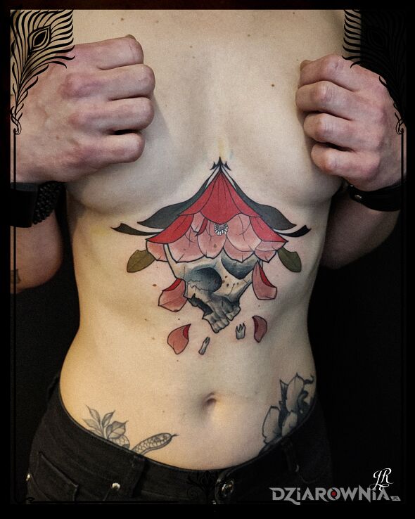 Tatuaż czacho sternum w motywie florystyczne i stylu graficzne / ilustracyjne pod piersiami (underboob)