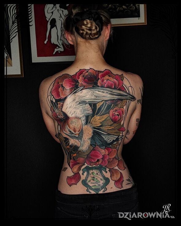 Tatuaż regression w motywie florystyczne i stylu neotradycyjne na plecach